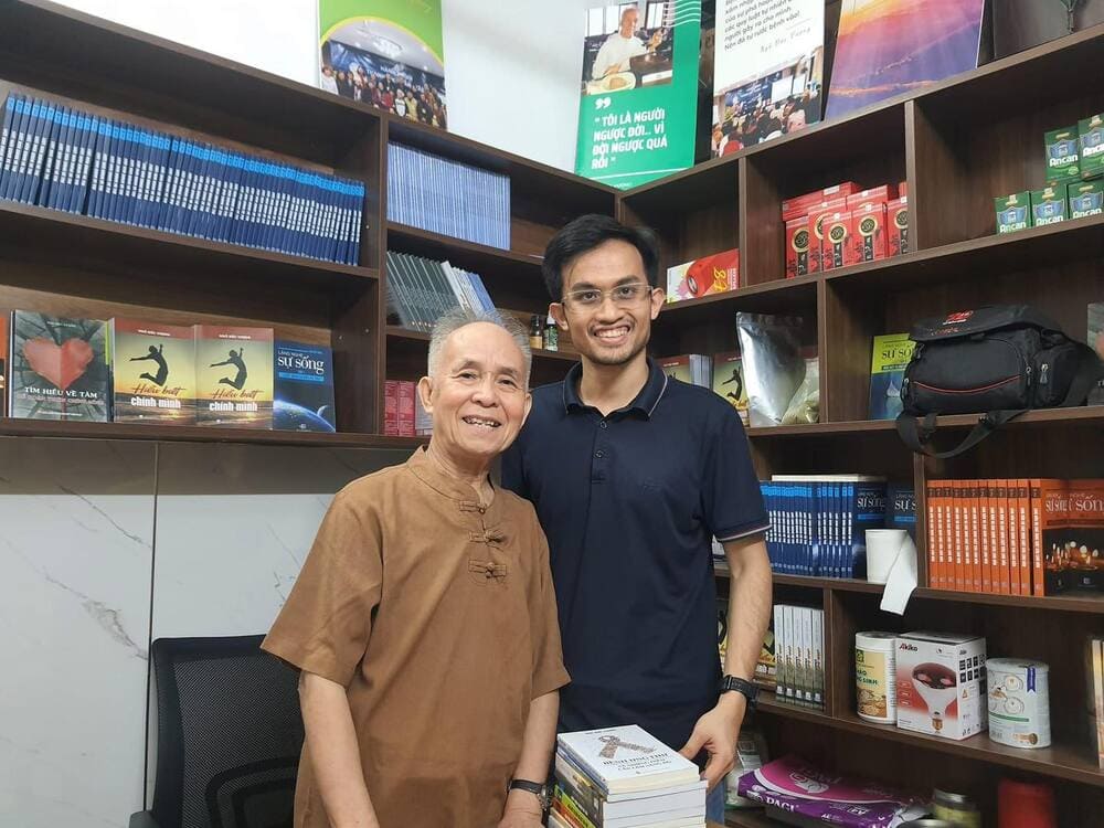 Đóng góp của lương y Ngô Đức Vượng cho y học cổ truyền (bên phải là bác sĩ Hải)