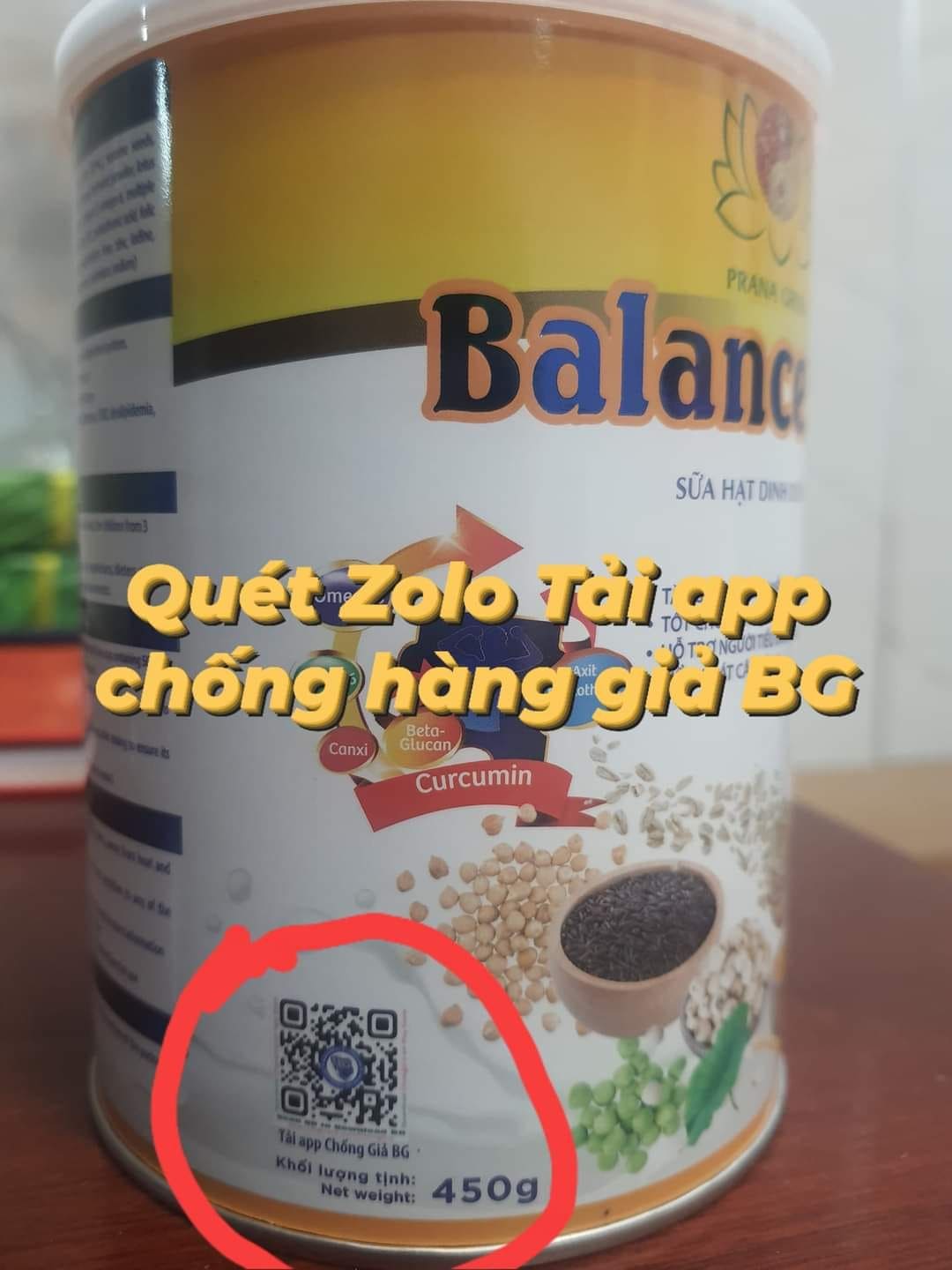 Dùng điện thoại quét mã QR để tải app chống giả